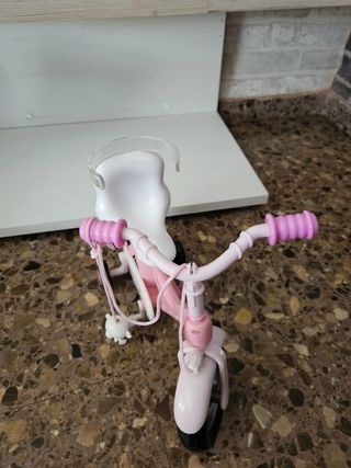 Triciclo rosa para muñecas