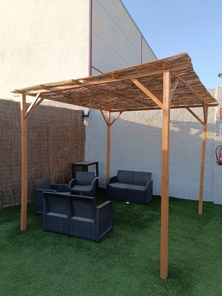 Pérgola de madera y cañas para sombra