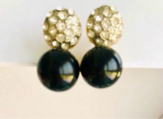 Pendientes dorados con bolas negras