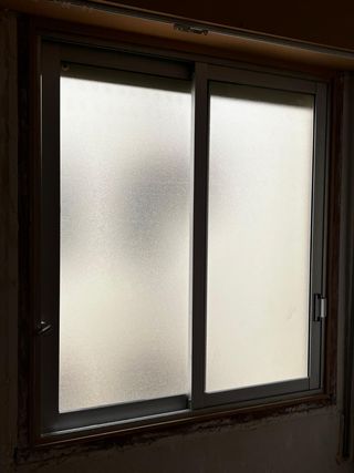 Ventana corredera gris aluminio