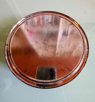 Scatola di latta rotonda decorata vintage