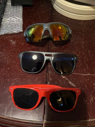 Gafas de sol grises y rojas