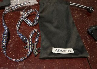 Gafas de sol grises y rojas