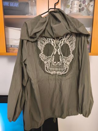 Parka verde caqui con capucha