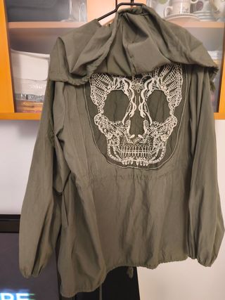Parka verde caqui con capucha