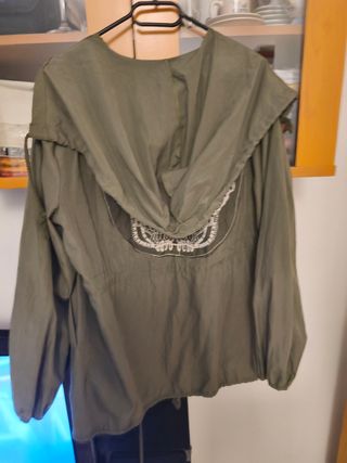 Parka verde caqui con capucha