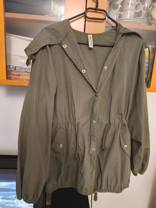 Parka verde caqui con capucha