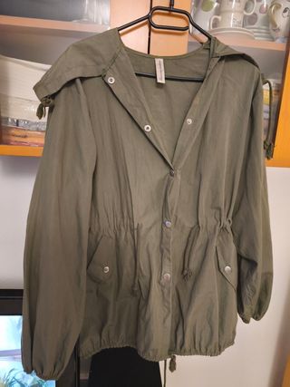 Parka verde caqui con capucha