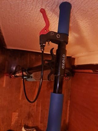 Patinete azul con frenos de mano