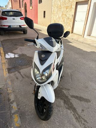 Moto SYM 125 Blanca