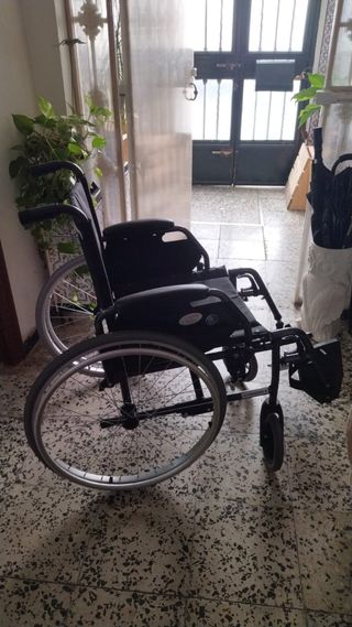 Silla de ruedas plegable. Nueva