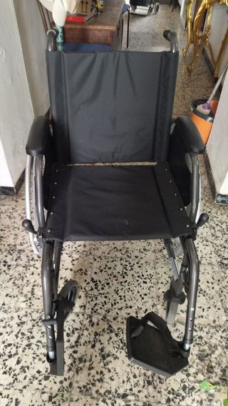 Silla de ruedas plegable. Nueva