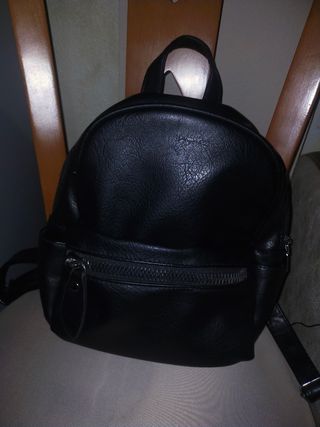 Mochila efecto cuero negra