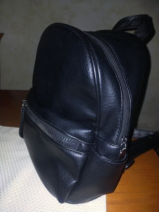 Mochila efecto cuero negra