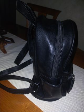 Mochila efecto cuero negra