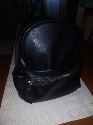 Mochila efecto cuero negra