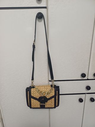 Bolso de mano con cadena y tira