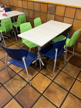 Sillas de comedor azules y verdes