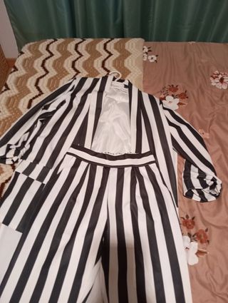 Traje de rayas para mujer
