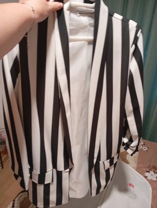 Traje de rayas para mujer