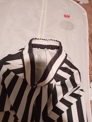 Traje de rayas para mujer