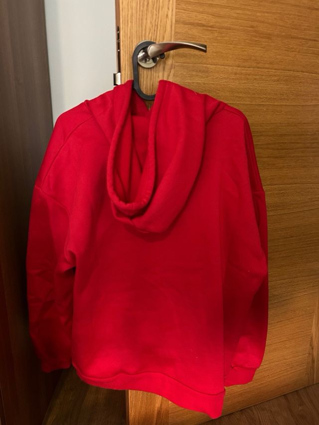 Sudadera con capucha roja