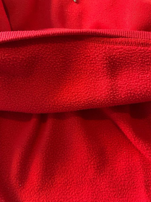 Sudadera con capucha roja