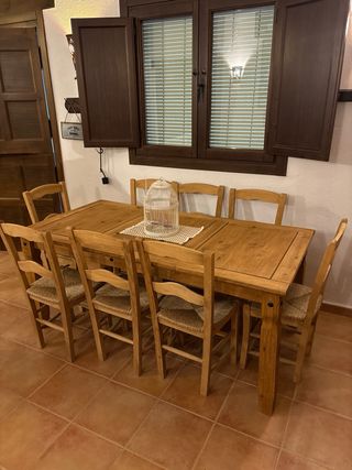 Mesa de madera maciza con 8 sillas