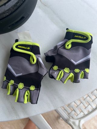 Casco y guantes bici niño