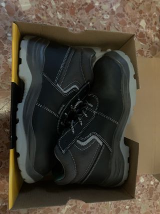 Zapatos de seguridad negros y grises