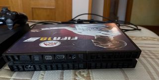 2 PS4 con mando y juego Assassin's Creed Valhalla