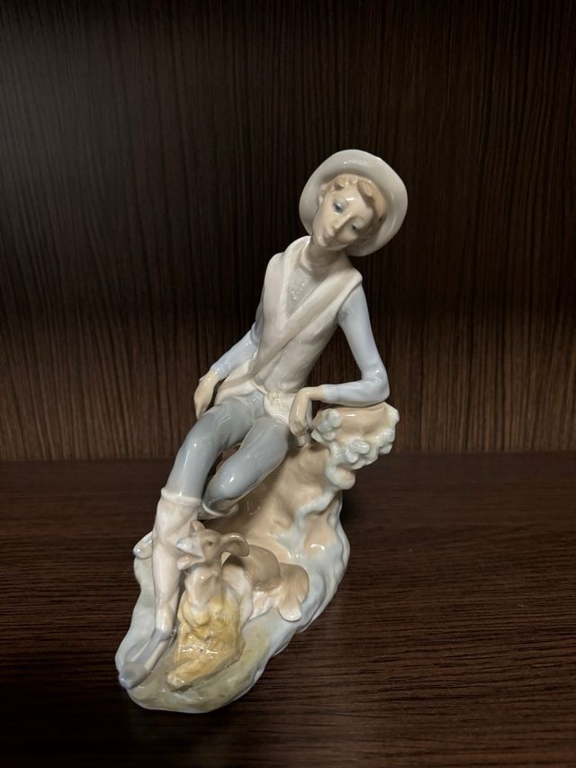 Figura Lladró: niño con perro