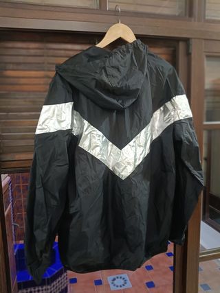 Cazadora fina chubasquero ZARA