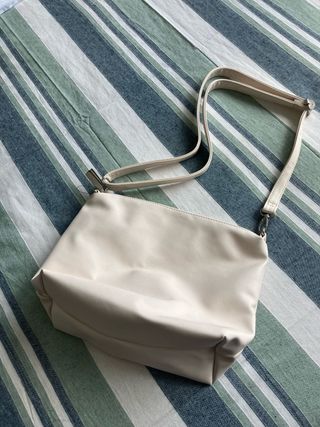 Bolso blanco con etiqueta