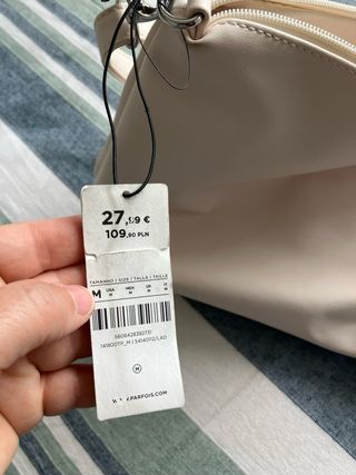 Bolso blanco con etiqueta