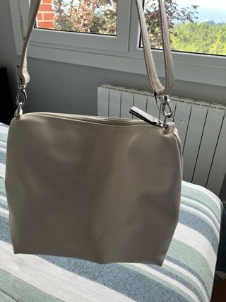 Bolso blanco con etiqueta