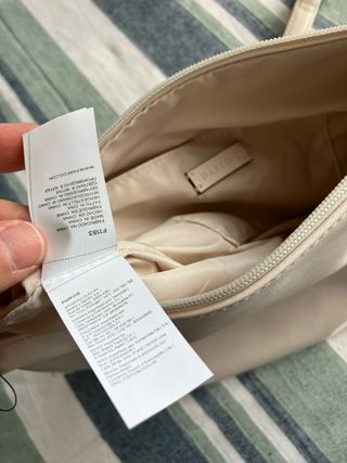 Bolso blanco con etiqueta
