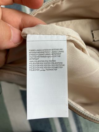 Bolso blanco con etiqueta