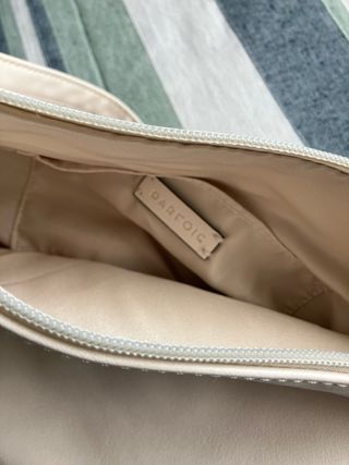 Bolso blanco con etiqueta