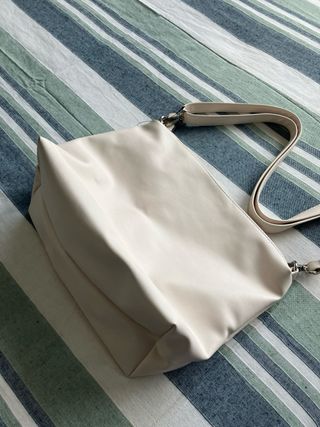Bolso blanco con etiqueta