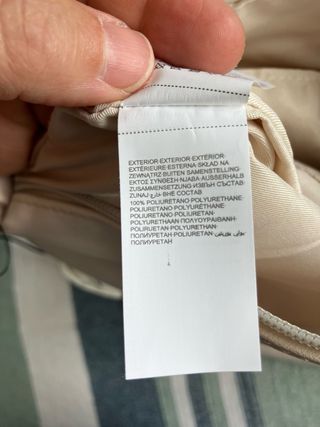 Bolso blanco con etiqueta