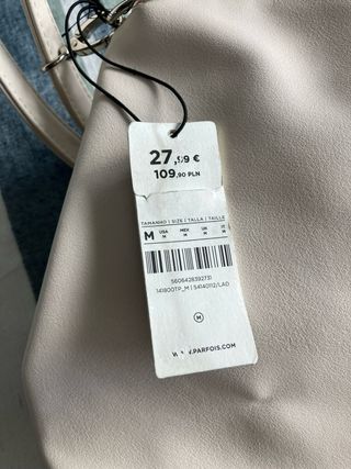 Bolso blanco con etiqueta