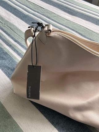 Bolso blanco con etiqueta