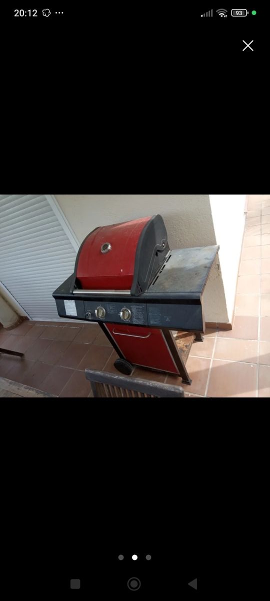 Barbacoa a gas negra y roja