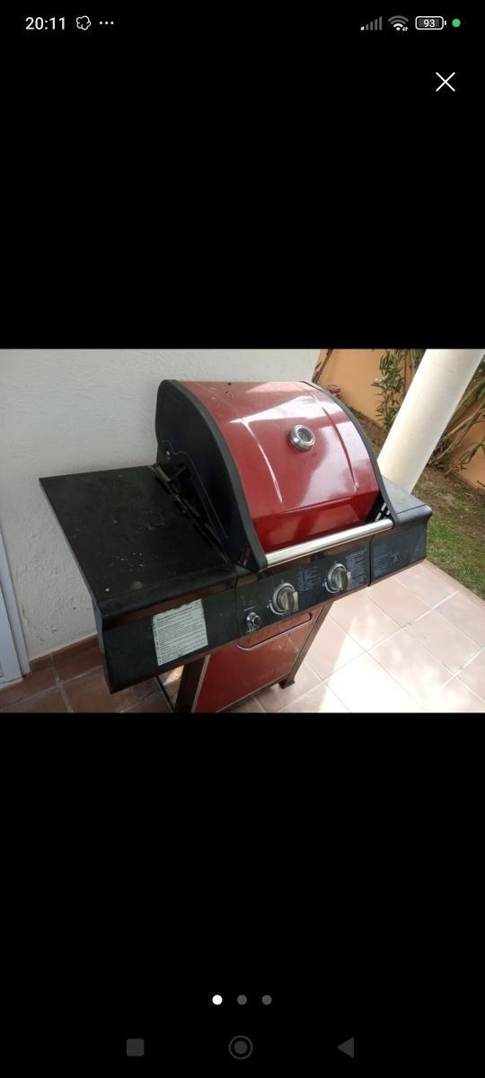 Barbacoa a gas negra y roja