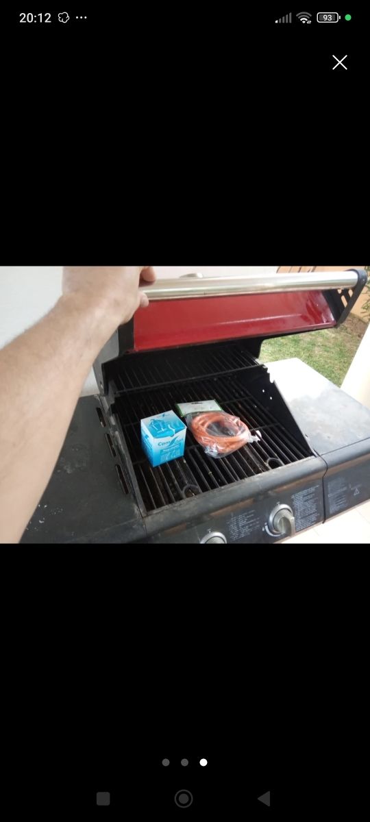 Barbacoa a gas negra y roja