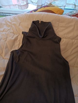 Vestido negro sin mangas con cuello alto