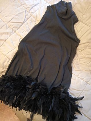 Vestido negro sin mangas con cuello alto