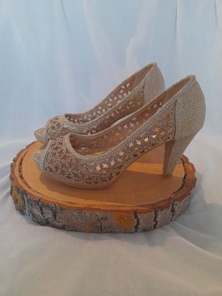 Zapatos de tacón dorados para fiesta