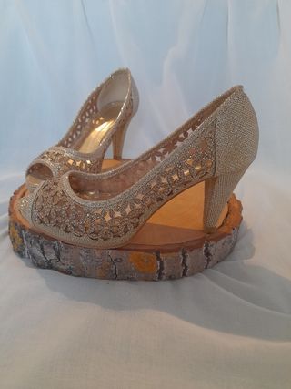 Zapatos de tacón dorados para fiesta